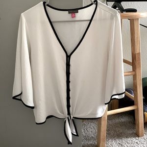 An almost brand new Vince Camuto womens top. Size-M
